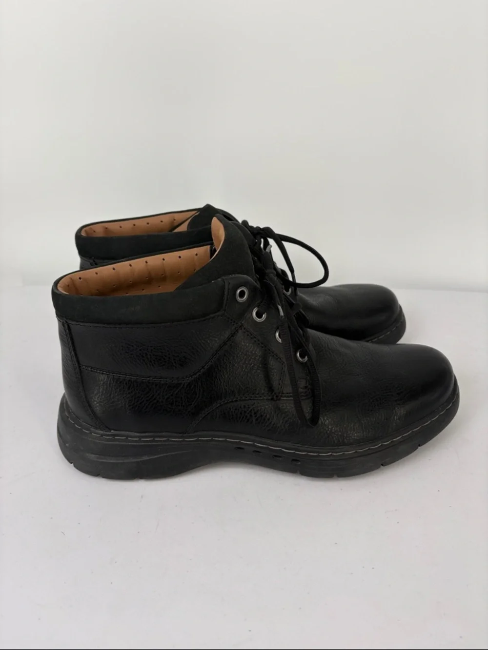 🦕 Clarks Black Leather Lace-Up Chukka Boots
